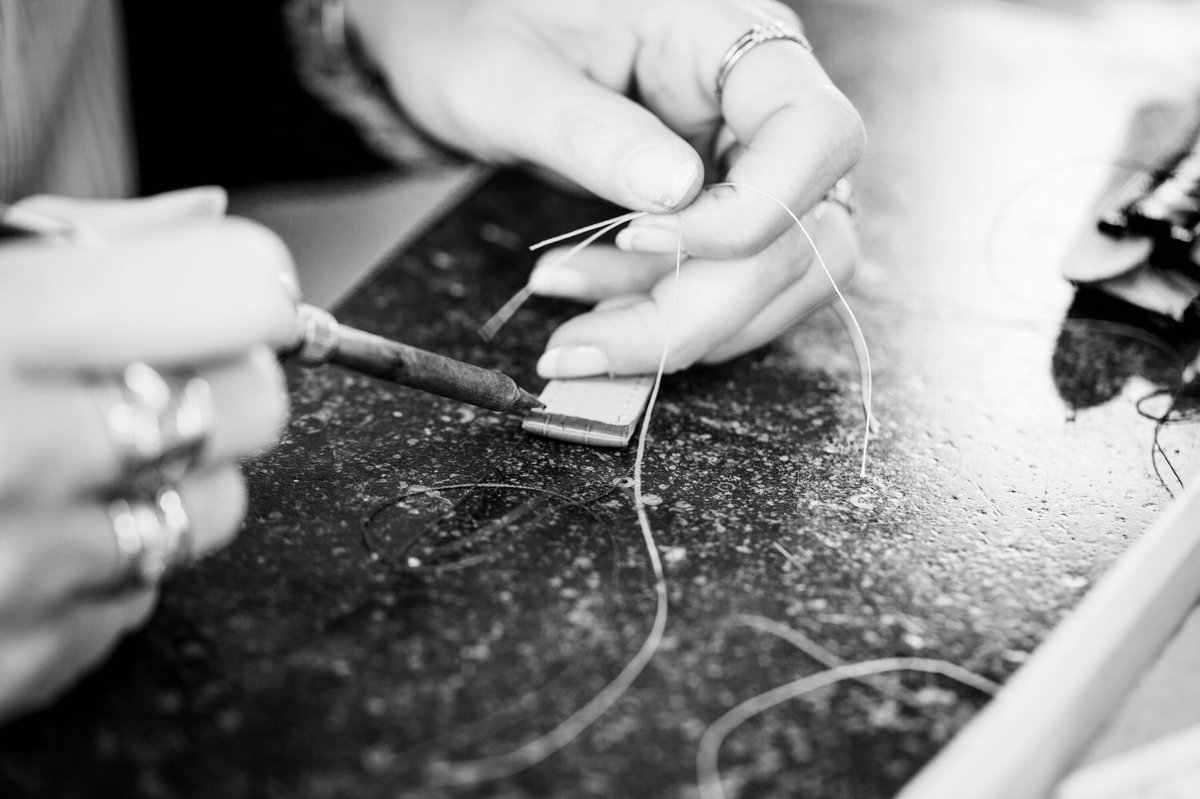 RaidillonWatch's tweet image. The art of hand stitching leather.
#Raidillon wriststraps are coming #HandMade #KnowHow #Artisan #ItalianLeather #Gentleman #Tradition