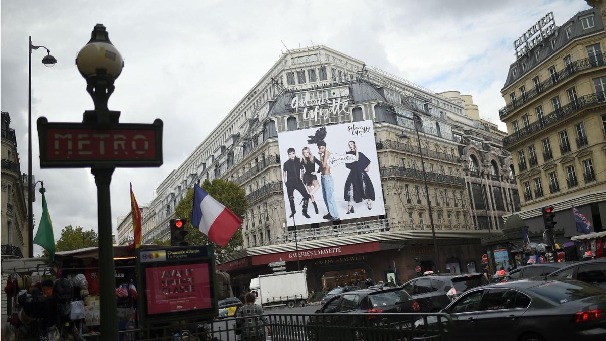 BFMTV's tweet photo. Travail le dimanche: les Galeries Lafayette recrutent 500 salariés en CDI (25 heures payées 32) https://t.co/MxGFlhg3Hl https://t.co/Hy0cVpvViE