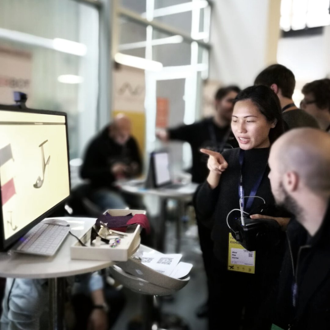 ELSECorp's tweet photo. Mirei Ong, #InteractionDesign, #UX & #UI, giving a demonstration of the Virtual Corner at #Codemotion | #VR #VRxVR #VirtualRetail #ELSECorp https://t.co/5XzGR3MGuo