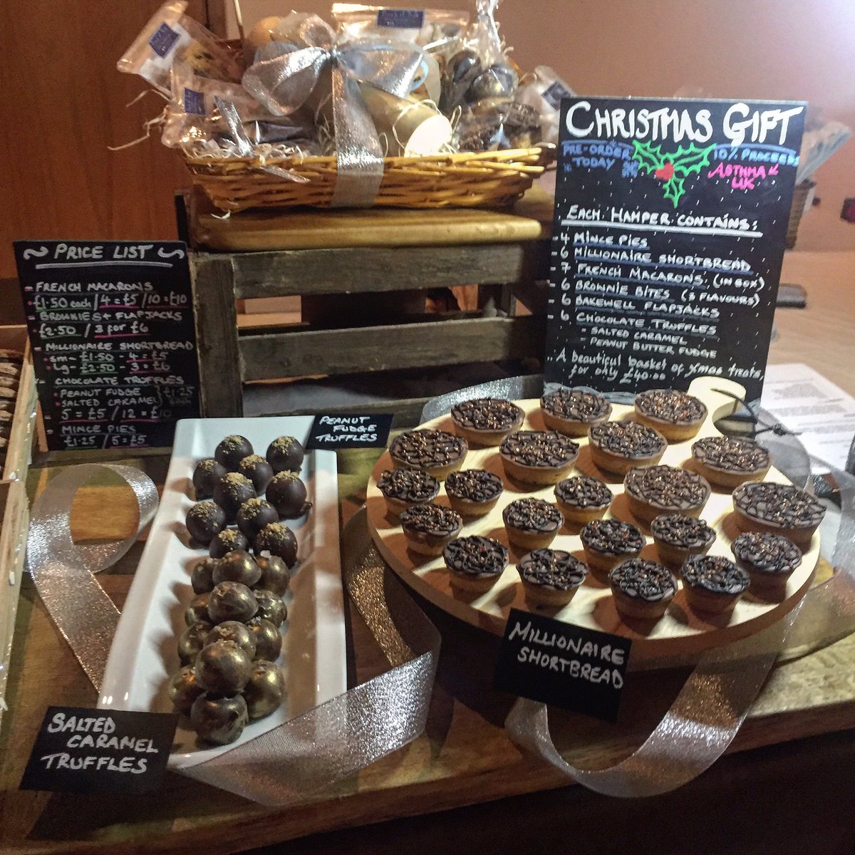 pinchofthisuk's tweet photo. Taking orders for #Xmas treats! Email us for our full range inc #mincepies #saltedcaramel #truffles #sparkly #macarons 🎄&amp; we deliver! 🚛😊⭐️ https://t.co/HvspXfsX0x