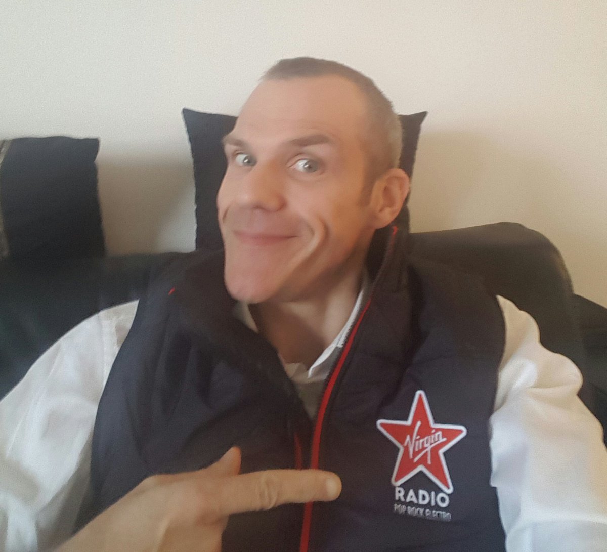Avec la doudoune @VirginRadiofr me voilà au chaud pour les interviews en extérieur. 
Pourtant mon anniv' n'est que mardi prochain :)