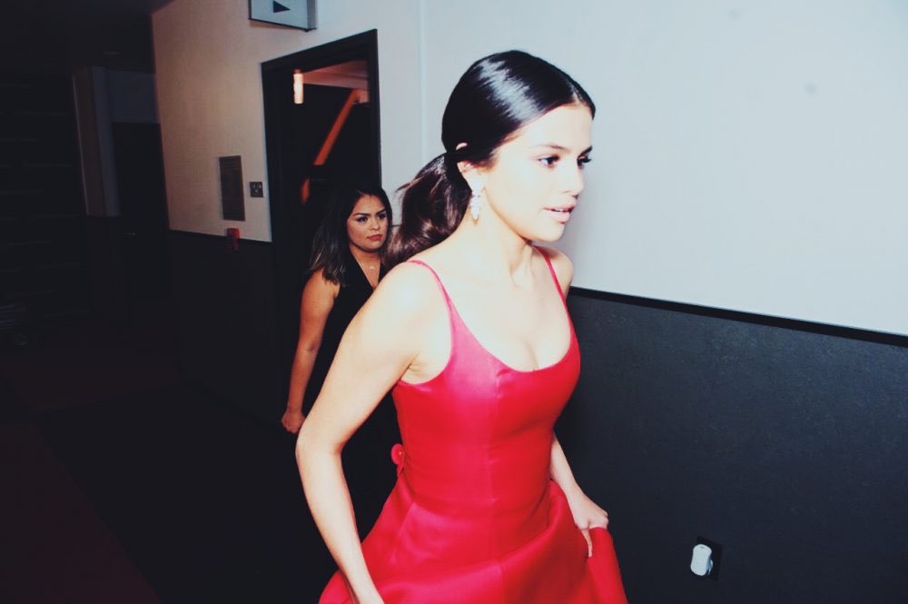 SelenaGomezNews's tweet photo. Selena Gomez backstage at the #AMAs https://t.co/ftjnlmrtNI