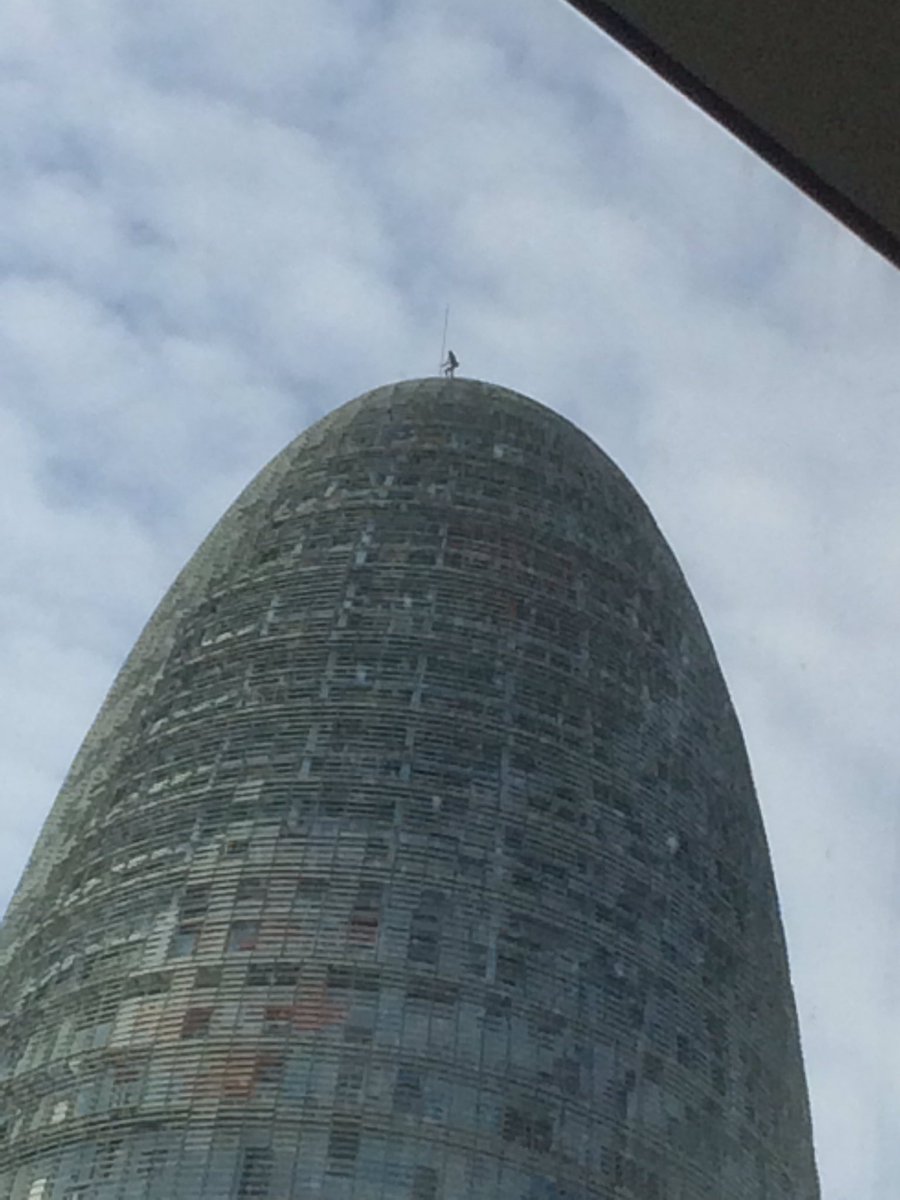 Toda La Oficina en pie para ver a Alain Robert escalando la torre Agbar para hacerse un selfie! El mundo está loco