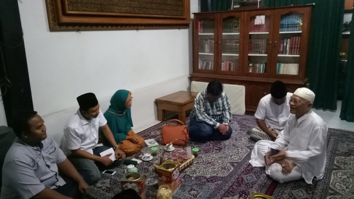 CandraMalik's tweet photo. Alhamdulillah, betapa indahnya akhlak mulia dan teladan Kiai-ku. Abah Mus menerima Pandu dengan ramah dan hangat. https://t.co/ndUj1yuo5U