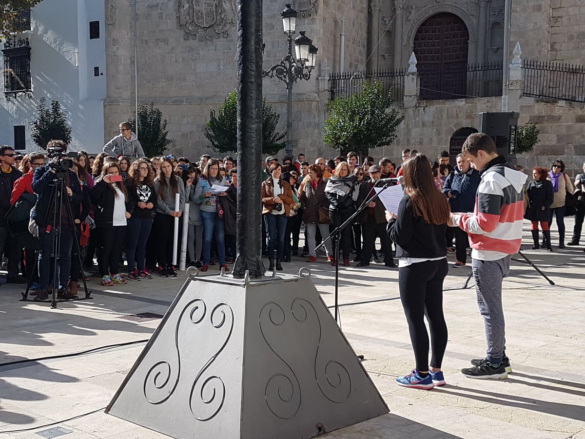 cepbaza's tweet photo. Lectura del manifiesto contra la violencia de género y homenaje a las 40 mujeres asesinadas durante este año. https://t.co/hOO47Cu96X