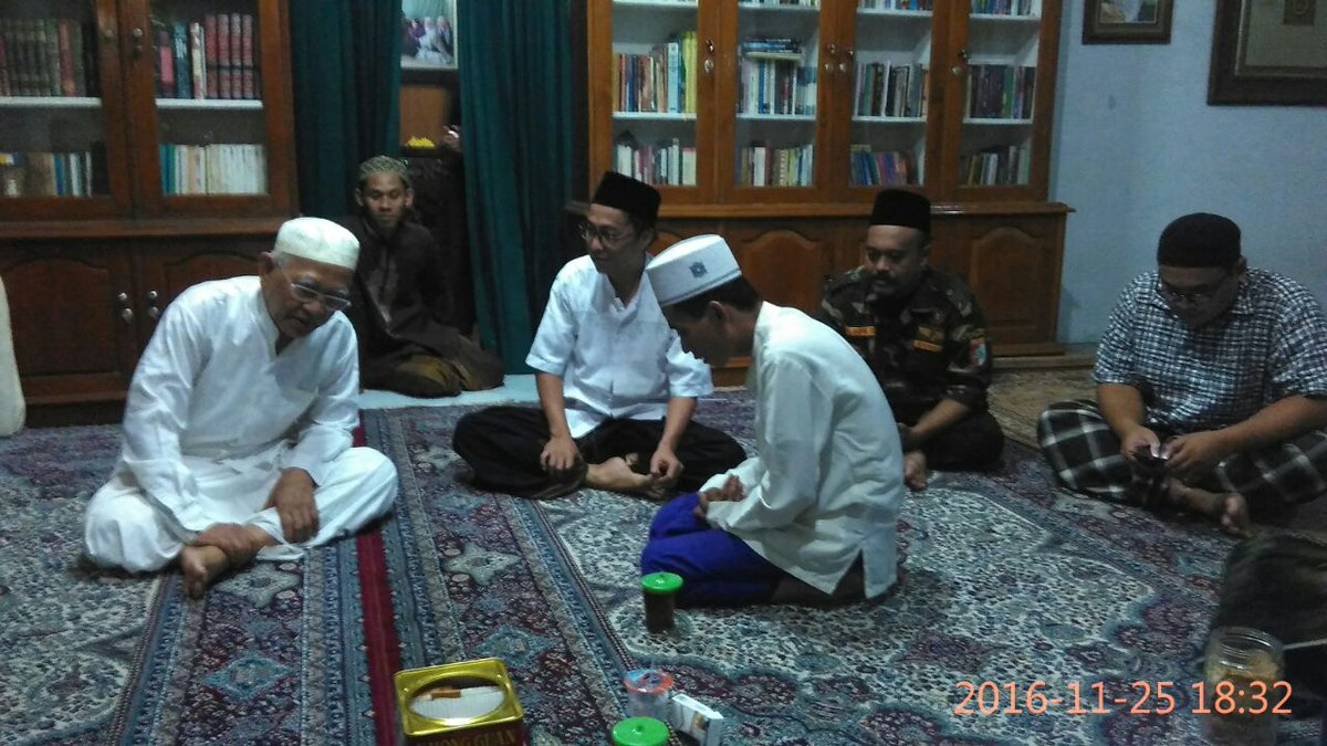 mantriss's tweet photo. Rembang betul2 seperti Lebaran... Ini yang dari Klender juga sowan Gus Mus. Pasukan @Ansor_Satu bekerja cukup efektif dan terukur.... https://t.co/MwiyOE19mu