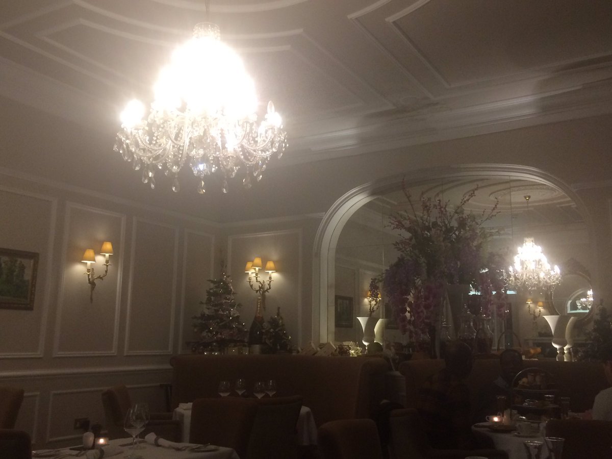 CL4R3F's tweet photo. Last minute afternoon tea with mum before @passengermusic 🍰🍾 https://t.co/AUv2miKnhP