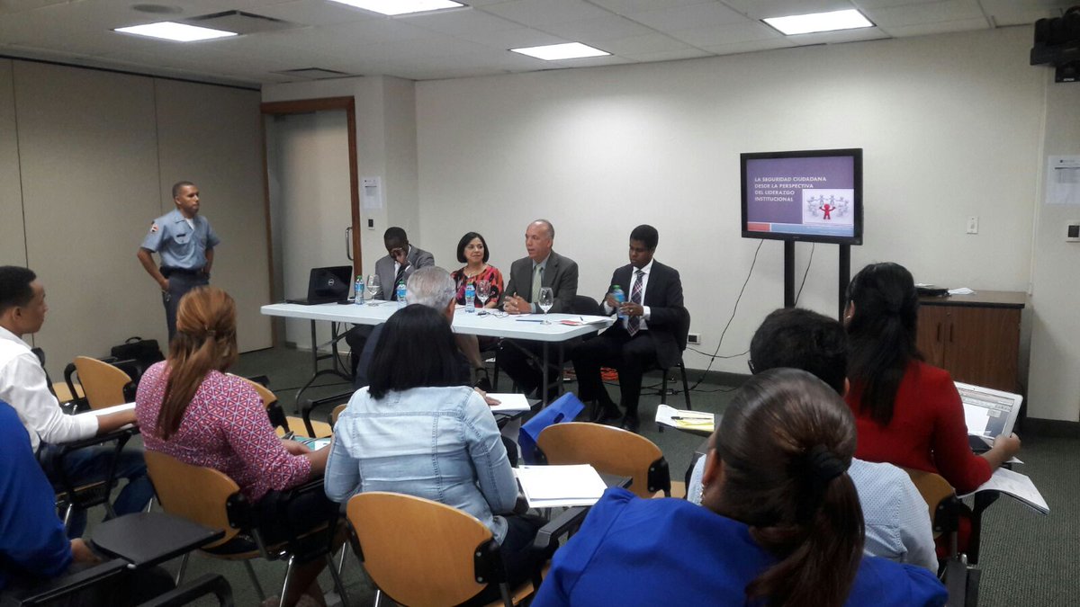 InstitutoGlobal's tweet photo. Esta mañana en el panel "Seguridad ciudadana de los gobiernos locales y los observatorios" con los compañeros de @CESEDEfunglode. #CTC2016 https://t.co/iEur8HBdYF