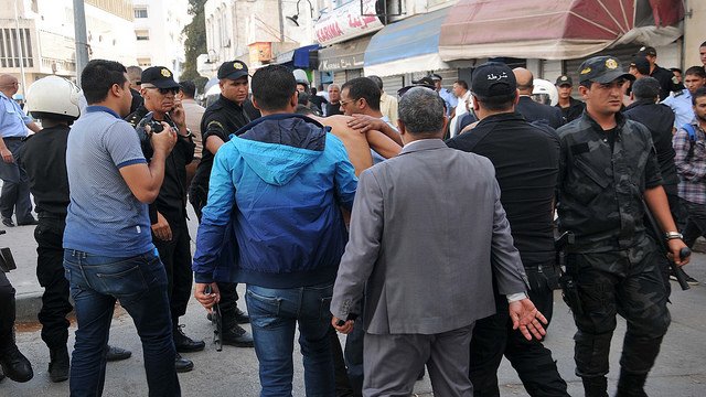 Illegal street vending: the only way tunisia-live.net/2016/11/25/ill… #Society