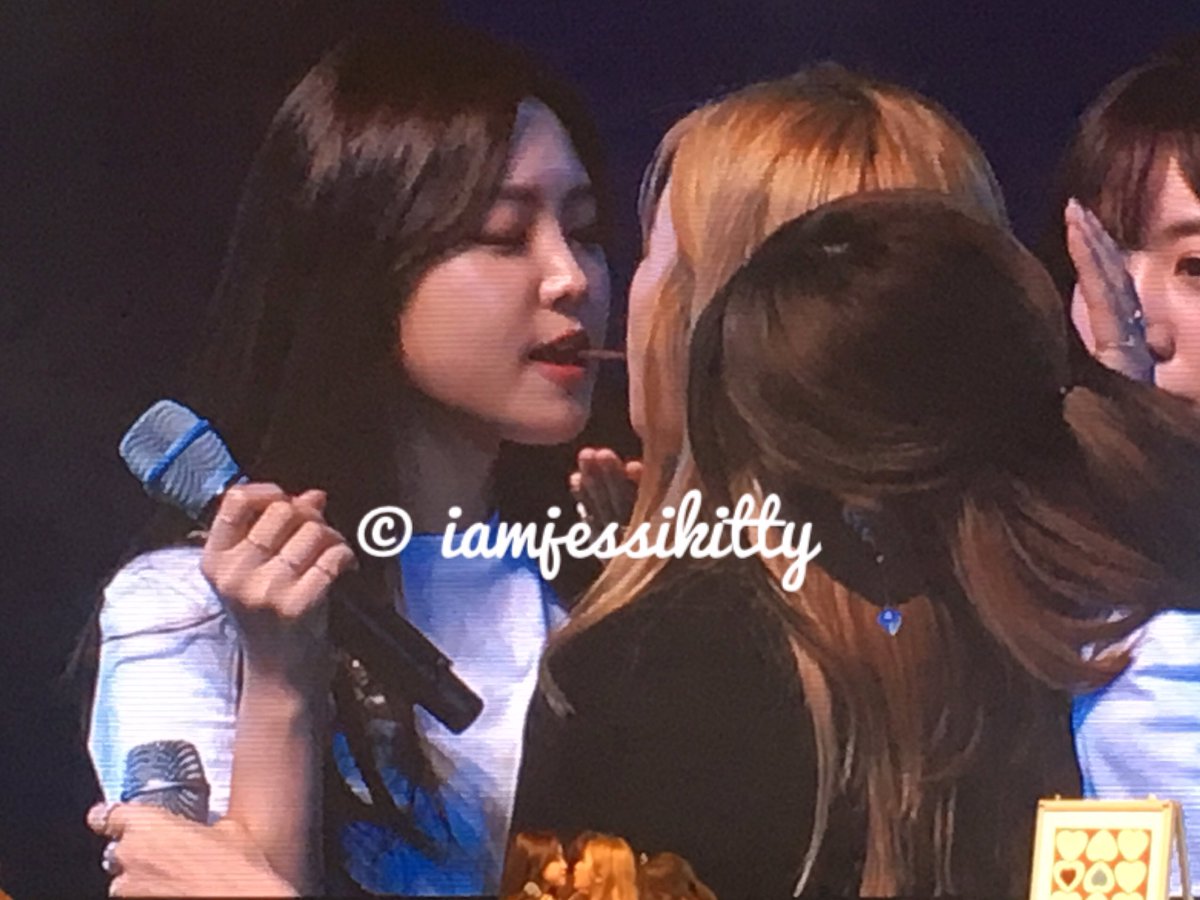 iamjessikitty's tweet photo. The cutest peperro kiss 👭💕#에이핑크 #Apink #Naeun #나은 #Chorong #초롱 #ApinkinSG #ApinkSG #PinkAurora #PinkAurorainSG https://t.co/XsfQr1UiAY