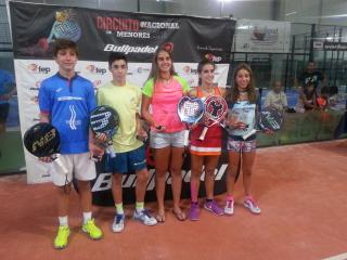 todoporelpadel's tweet photo. Esther Carnicero, Beatriz Caldera, Carmen Goenaga y Enrique Goenaga, campeones de España https://t.co/KzCRHmbuK1 https://t.co/qXAJqcdBNX