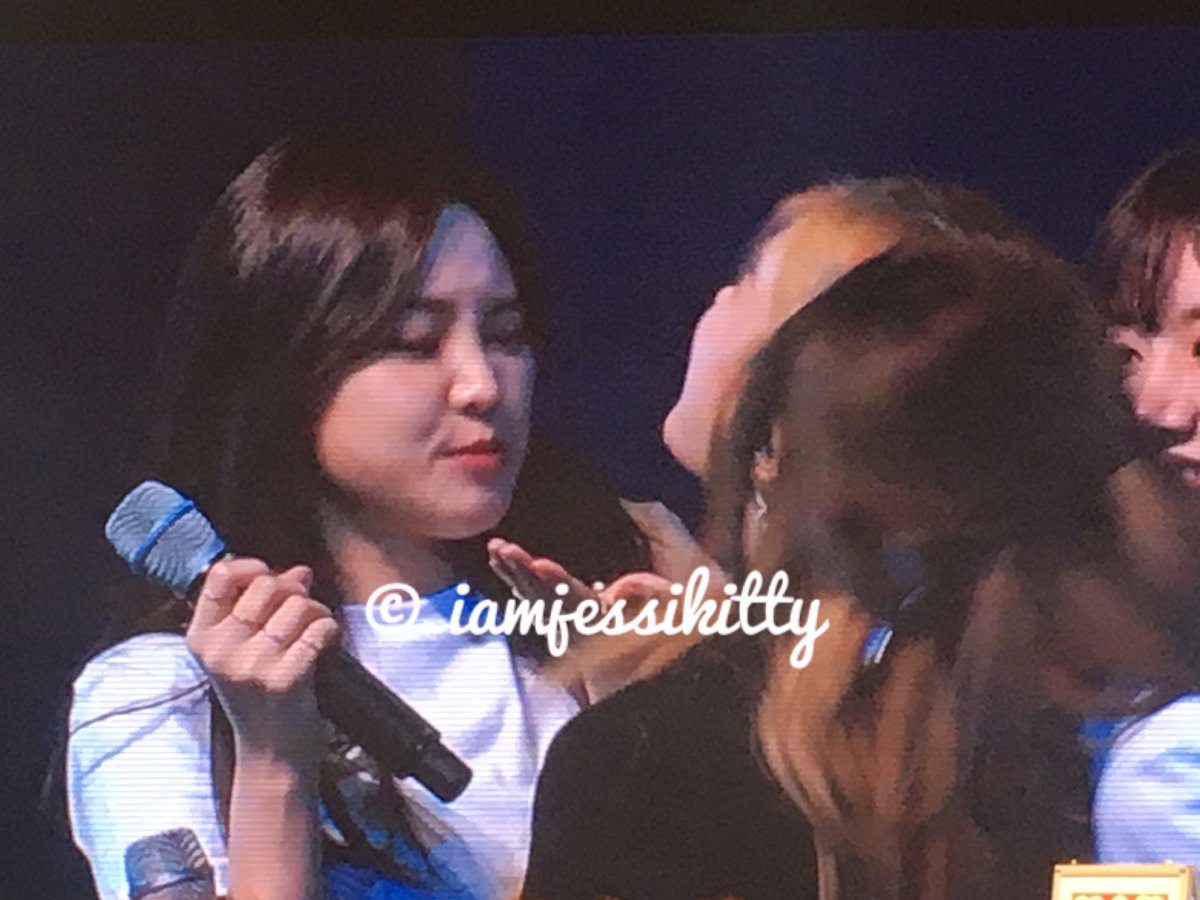 iamjessikitty's tweet photo. When MC Son bit really hard on the Peperro and it broke😂#에이핑크 #Apink #Naeun #나은 #Chorong #초롱 #ApinkinSG #ApinkSG #PinkAurora #PinkAurorainSG https://t.co/Uh8RDDavoi