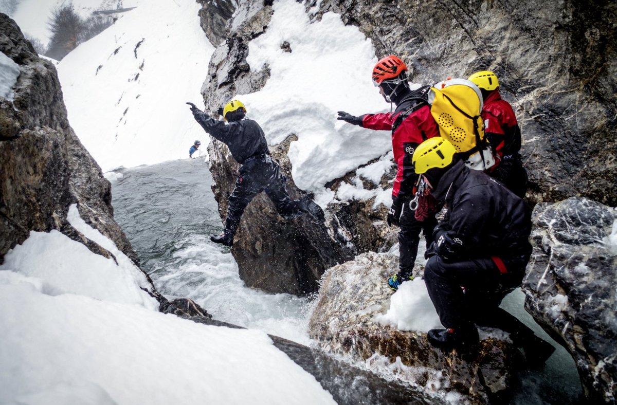 #TGIF You said ICE CANYONING??! ❄️❄️❄️Hey hey, season opening tomorrow!!
Want to know more? 👉bit.ly/2fz6QeV
#adventure #Ahunter