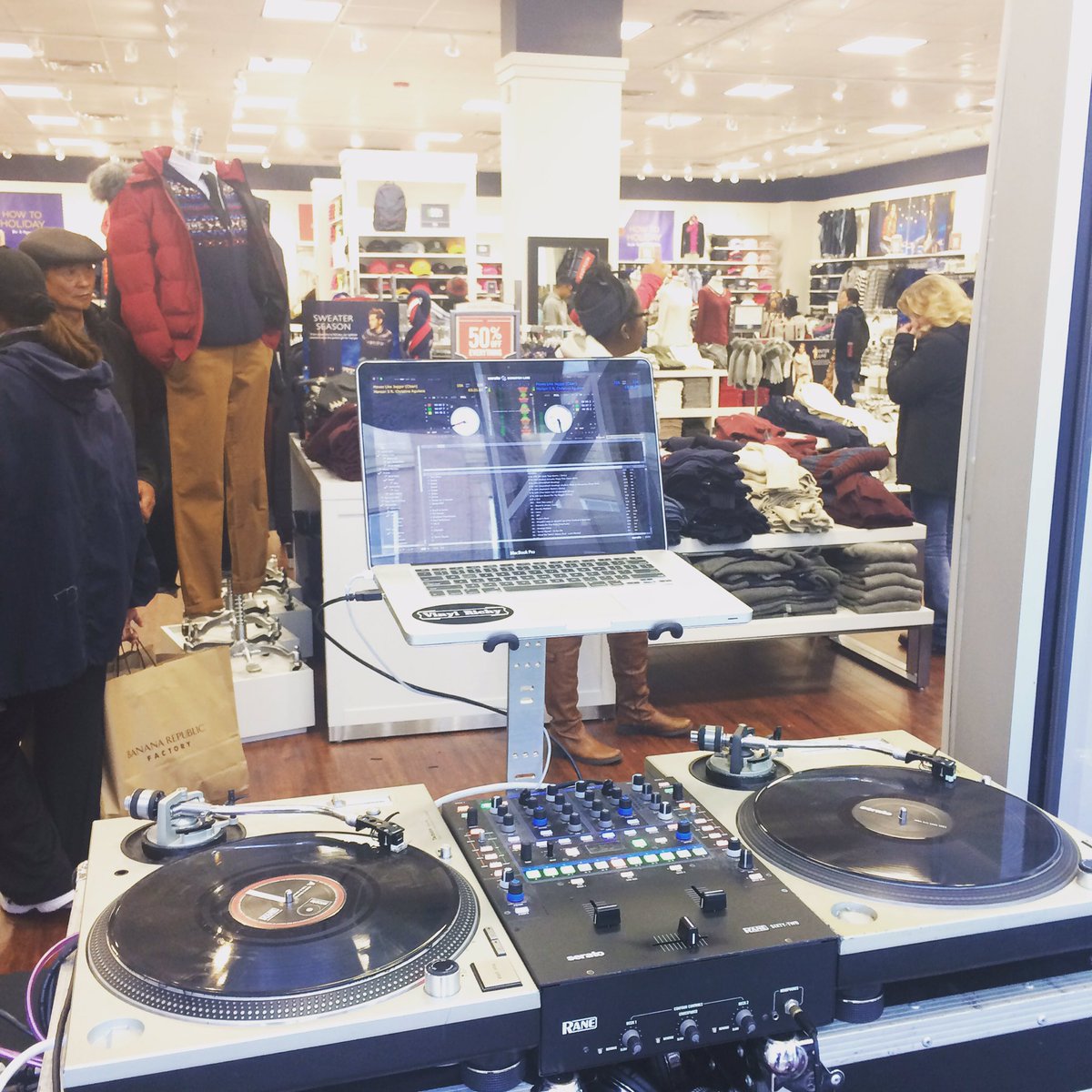 VinylRichy's tweet photo. Playing @TommyHilfiger in the Legends #KCK til 2pm. @ScratchEvents #scratchevents #scratcheventdjs #blackfriday https://t.co/yFV5Xwc2fJ