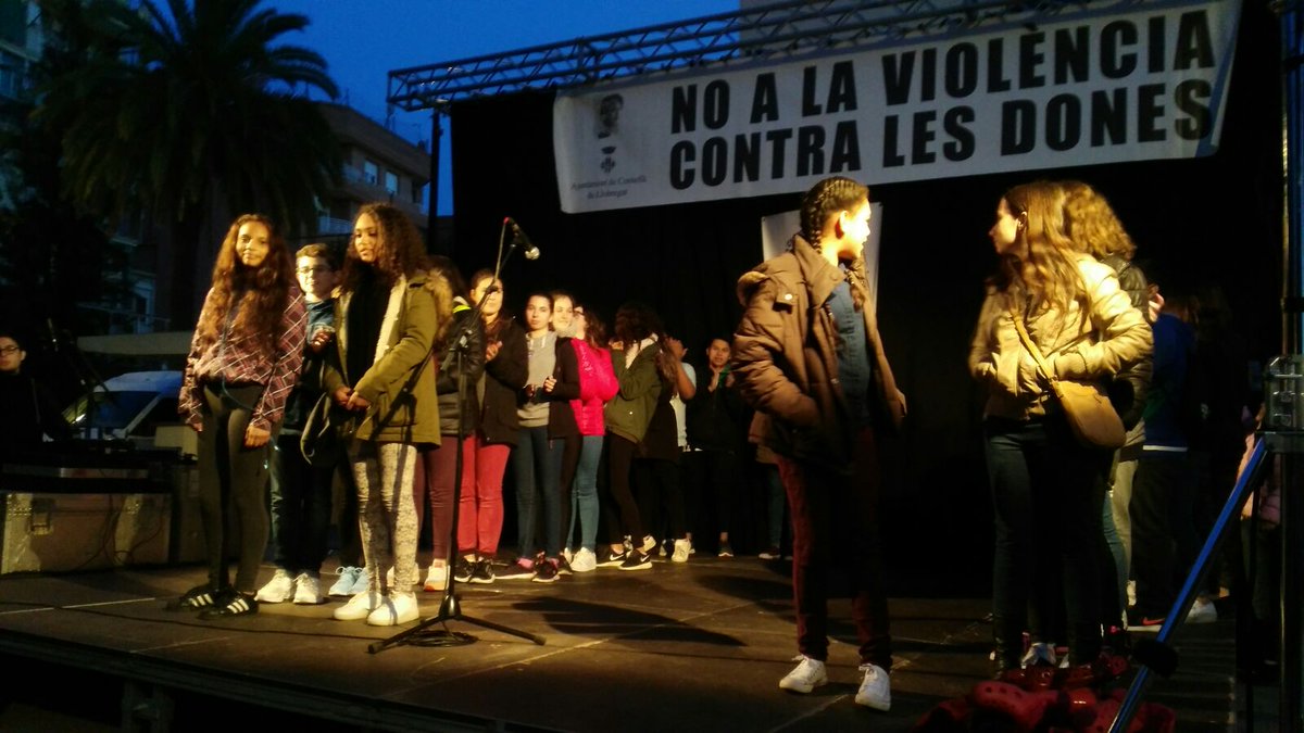 mcano226's tweet photo. XAJI @inscornella  a l'acte No a la violència contra les dones #25N #Cornellà després de xerrar amb l'alcalde https://t.co/oYTtnth17P