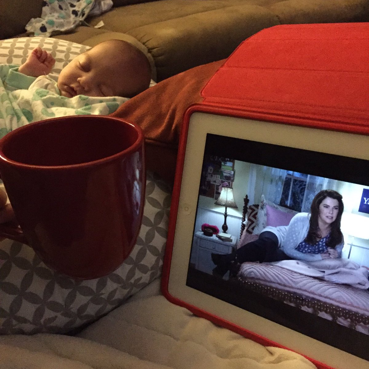 whitney_more's tweet photo. Perfect morning watching @GilmoreGirls then @duckstrand woke up and interrupted us #hedoesntgetit #mainman https://t.co/vvlX1wcIb8