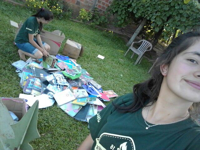 tupartidopy's tweet photo. Chicos y chicas de Caazapa se #pusieronlacamiseta y empezaron a recolectar cuadernos viejos para @ultimahojapy #elpartidodetuvida https://t.co/37AKLWmx51
