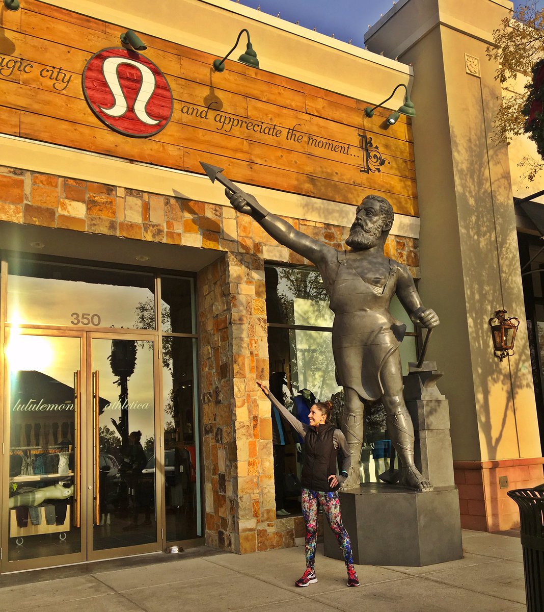 RunningWineMom's tweet photo. Breathe deeply in the #magiccity and appreciate the moment @lululemon 😍 #thesweatlife #blackfriday #werunsocial #txrunner #alabama https://t.co/su64P1Yft7