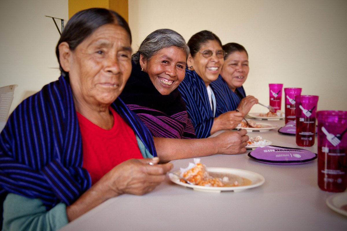 SEDESOL_mx's tweet photo. 405 mil mujeres (60% de los beneficiarios totales) se alimentan diariamente en los #ComedoresComunitarios. #SedesolConLasMujeres https://t.co/Iu9cX8xFIG