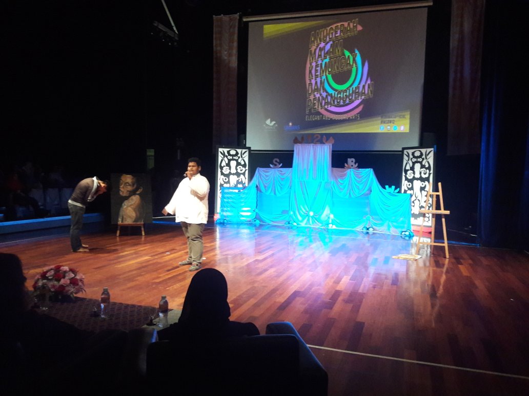 OfficialMSBW's tweet photo. [LIVE UPDATE MSBW Ke 12]

Persembahan dari pemenang bagi Pertandingan Deklamasi Puisi

#msbw12 
#artsmanagement https://t.co/fGuY23OBoN