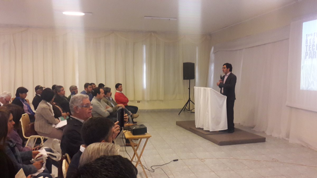 MinagriValpo's tweet photo. SEREMI Ricardo Astorga junto a equipo @CNRCHILE invitados a participar en Primera Feria Reg.de Tecnologรญa para #Riego organizada por #AGRD https://t.co/DiiCmBxIdi