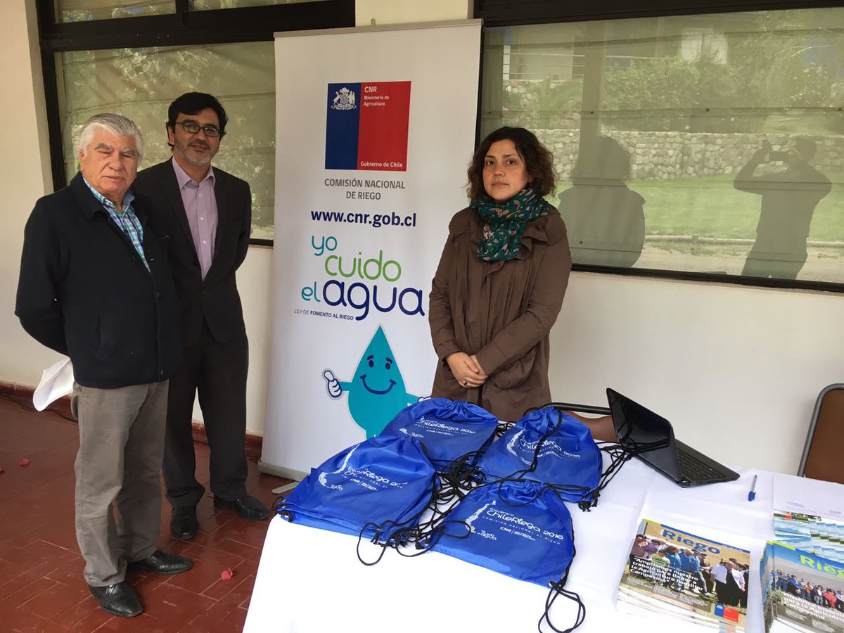 MinagriValpo's tweet photo. SEREMI Ricardo Astorga junto a equipo @CNRCHILE invitados a participar en Primera Feria Reg.de Tecnologรญa para #Riego organizada por #AGRD https://t.co/DiiCmBxIdi