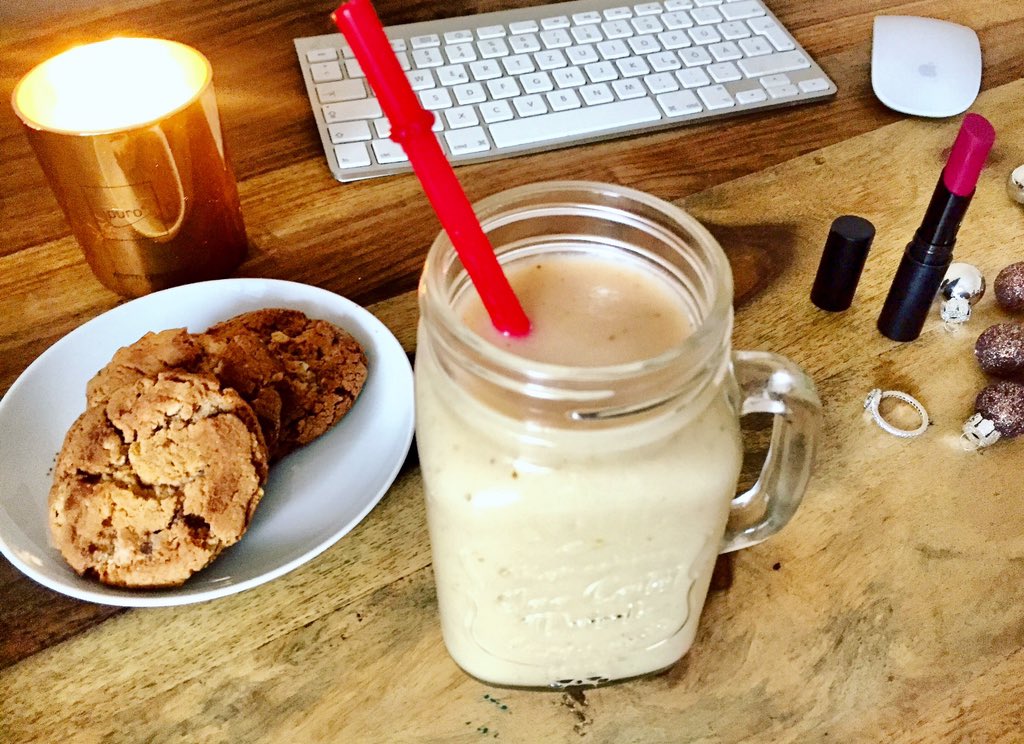 FeedMeNique's tweet photo. Smoothie time 🍹Banana smoothie - bananas, coconut milk, coconut yoghurt, cinnamon and honey 🐝🍌👌#bananasmoothie #love https://t.co/QuZpuPghFf