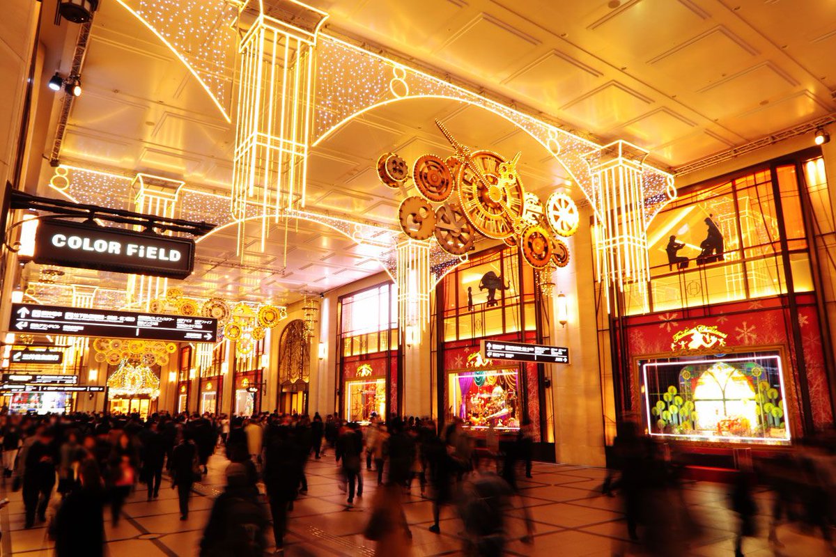 阪急電鉄 公式 阪急百貨店 うめだ本店前通路の天井を飾るクリスマス イルミネーション 0号線のplatform 百貨店のショーウインドウもクリスマス仕様に