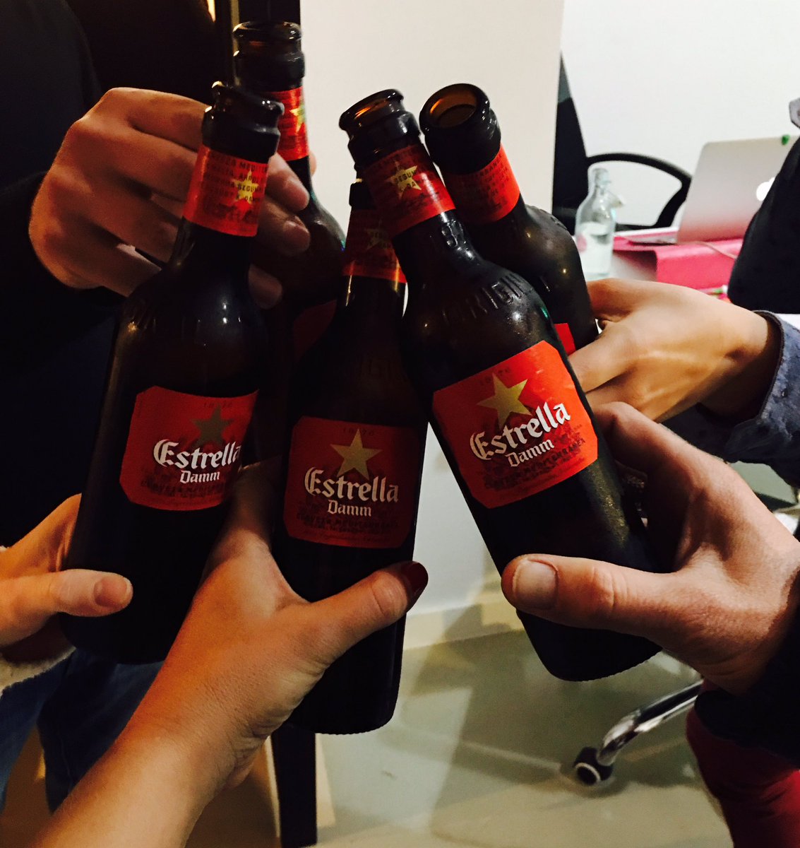 _convenience's tweet photo. #FelizFinde amiguis!!! Nos vamos a casa con muy buen sabor de boca @EstrellaDammEs https://t.co/gD4nBXWiks