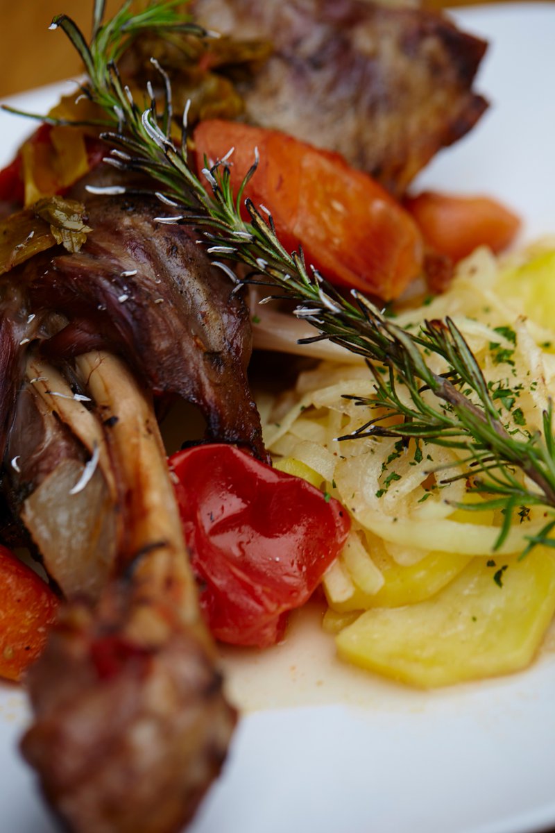 Grupo_VENUS_VM's tweet photo. #CORDERO AL HORNO EN SU JUGO CON #PATATAS AL #ROMERO
#elbesoylalluna #lasalavenus #afroditarestaurant #venus #grupovenus https://t.co/1v5gYA1RUf
