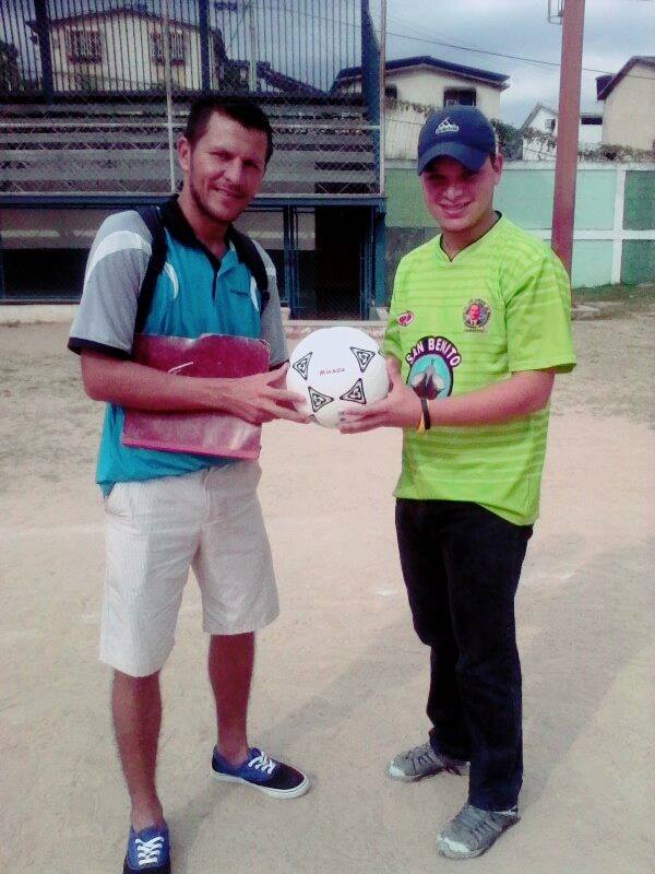 Rafaparedes2's tweet photo. Entrega De Balon De Futbol Campo... Comprometidos Con El Deporte En Pampanito https://t.co/P0LxPyrBud