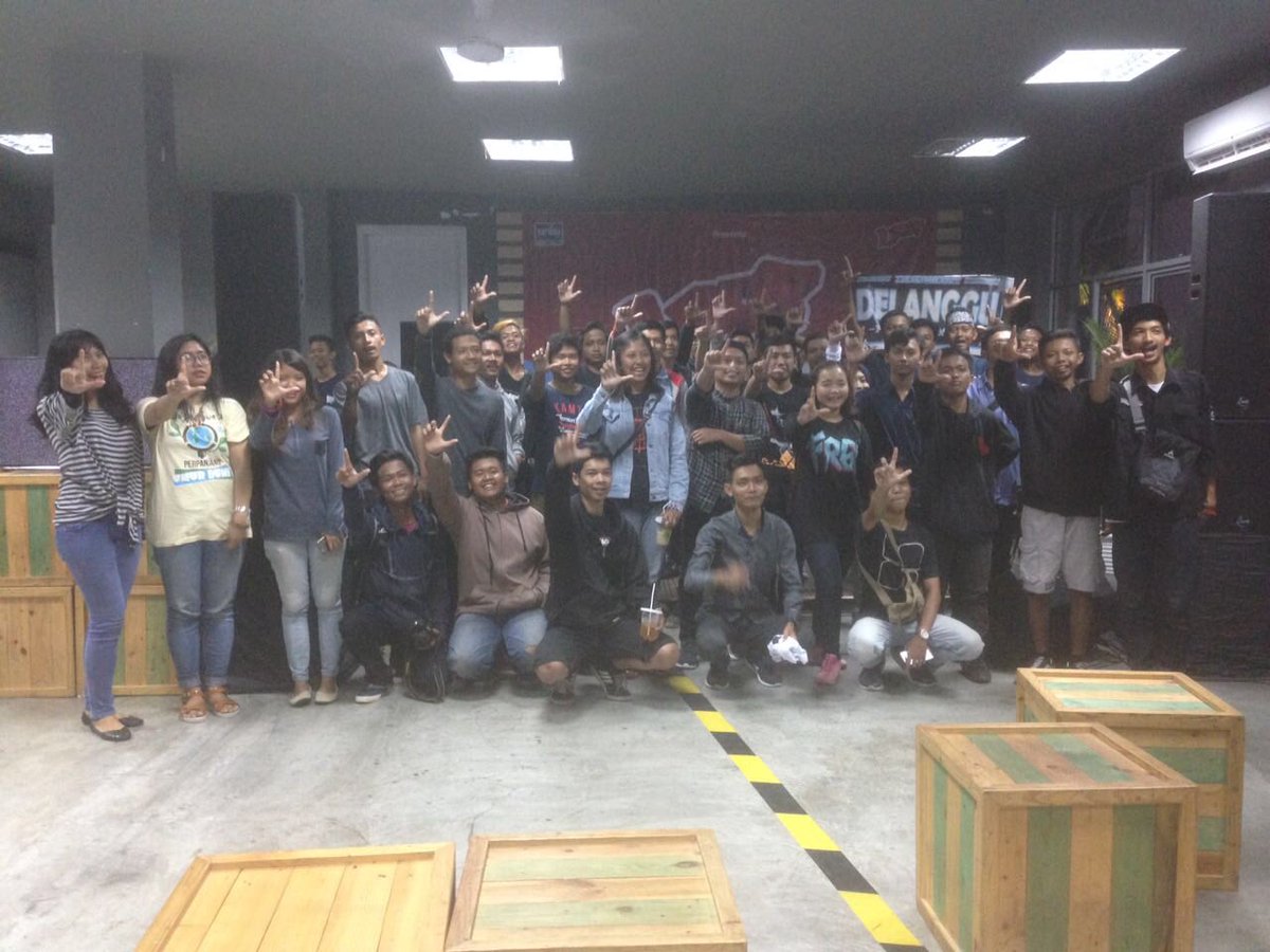 LOOP_ID's tweet photo. Foto bareng Loopers Yogya dan @endanksoekamti di @LoopStation_YK! Seru banget ya 😂 #LOOPMusik https://t.co/FzqVsCkmRH