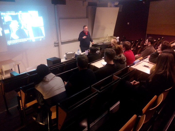Erik2Mooij's tweet photo. Heineken and @ronvrn explaining voodoo marketing to @manmetuni students during visit at @HU_Utrecht #HU #MMU #hufcj https://t.co/bPkgrHrggj