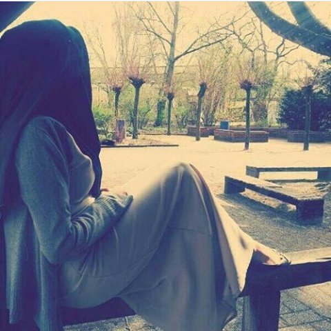 Грустные мусульманские. Кавказские девушки в хиджабе со спины. Девушка в платке со спины. Грустная девушка в хиджабе. Мусульманка со спины.