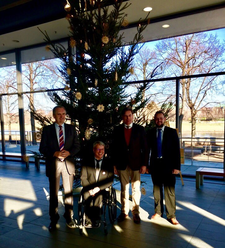 SeFischer_MEI's tweet photo. Übergabe #Rotfichte als #Weihnachtsbaum im #saxlt. Danke an #Wald Besitzerverband #Sachsen! #Dresden https://t.co/XZ0Fp9XamJ