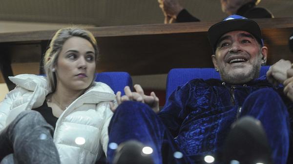 infobae's tweet photo. #CopaDavis | Maradona: “Me quedo hasta la última pelota que pegue Del Potro y levantemos la Copa” https://t.co/dveLBqrxRp https://t.co/mSrNpUxCH5