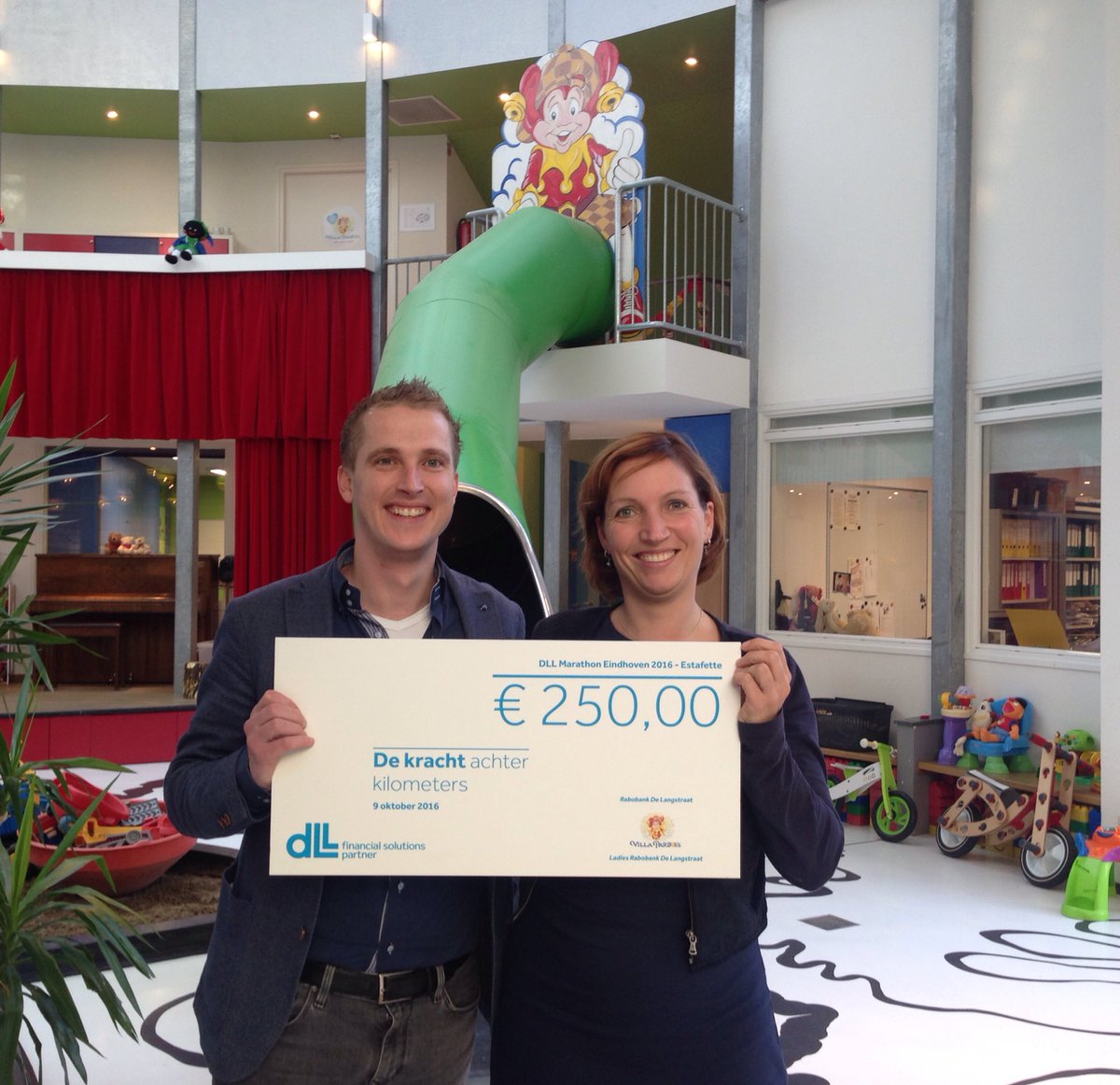 caroburg's tweet photo. Namens 3 collega's nog symbolisch de cheque van €250 aan @villapardoes overhandigd, verdiend door onze deelname aan #DLLMarathon https://t.co/AnffRtIG3x