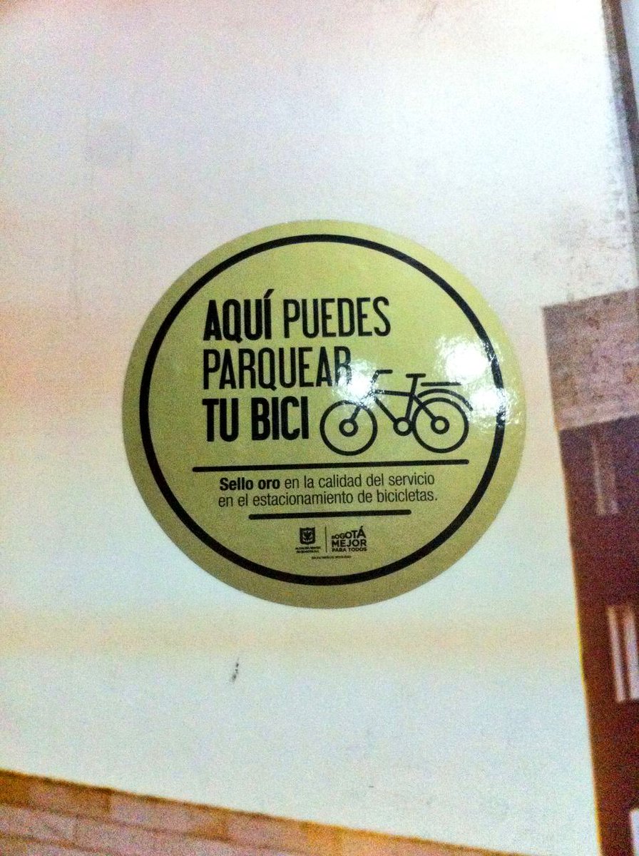 SectorMovilidad's tweet photo. Alejandro Gómez, vicepresidente de Servicios Corporativos de @PorvenirOficial, recibe #SelloCalidadBici Oro por nuevo cicloparqueadero. https://t.co/4dzw9QH6LR