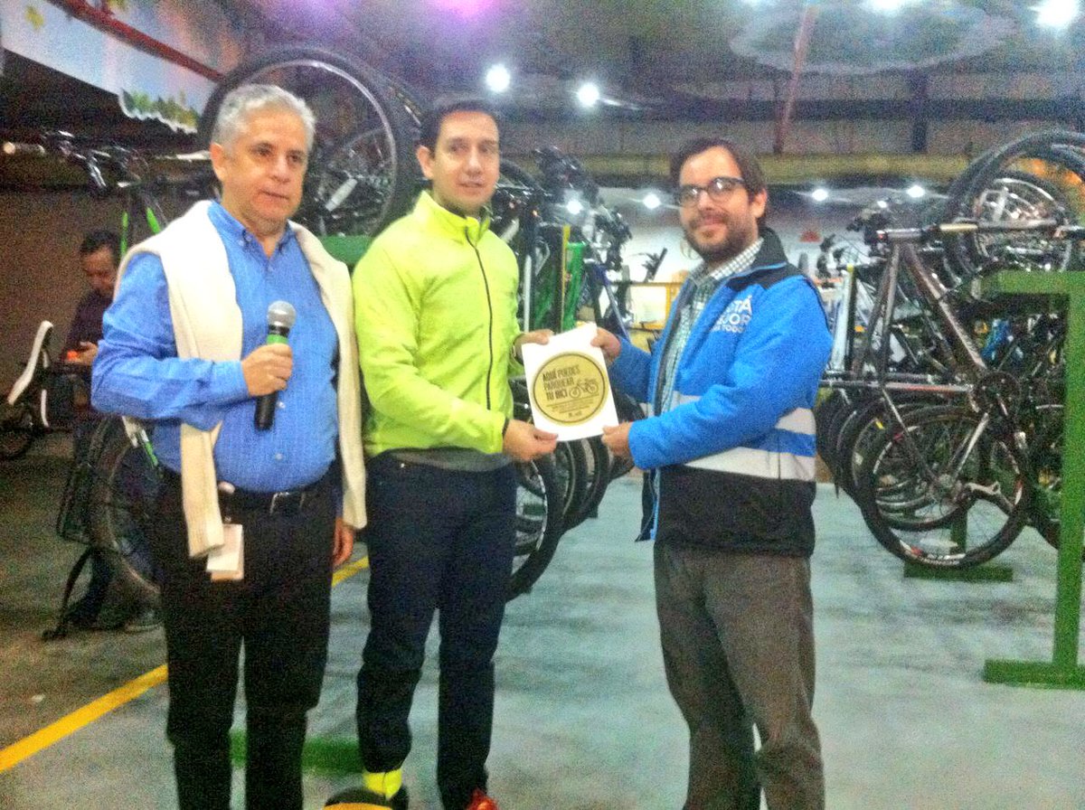 SectorMovilidad's tweet photo. Alejandro Gómez, vicepresidente de Servicios Corporativos de @PorvenirOficial, recibe #SelloCalidadBici Oro por nuevo cicloparqueadero. https://t.co/4dzw9QH6LR