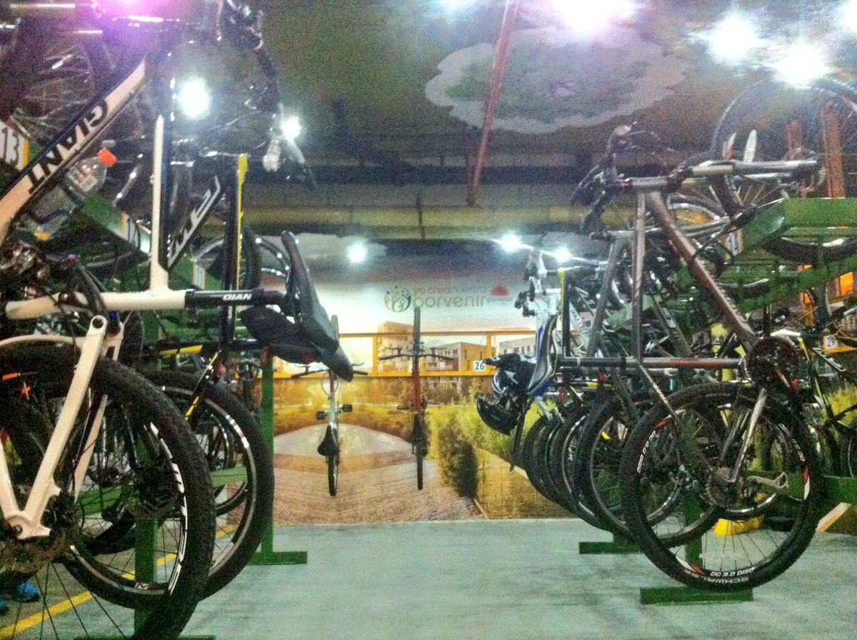 SectorMovilidad's tweet photo. Alejandro Gómez, vicepresidente de Servicios Corporativos de @PorvenirOficial, recibe #SelloCalidadBici Oro por nuevo cicloparqueadero. https://t.co/4dzw9QH6LR