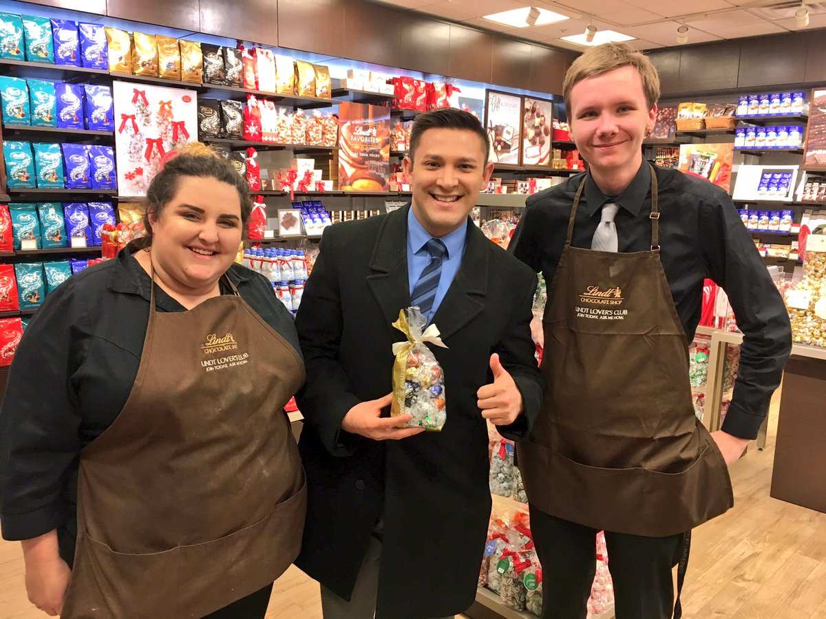 RobGuaderrama's tweet image. Thanks to the wonderful folks @Lindt_Chocolate @PremiumOutlets for the hospitality and decadent truffles!! #BlackFriday @FOX19