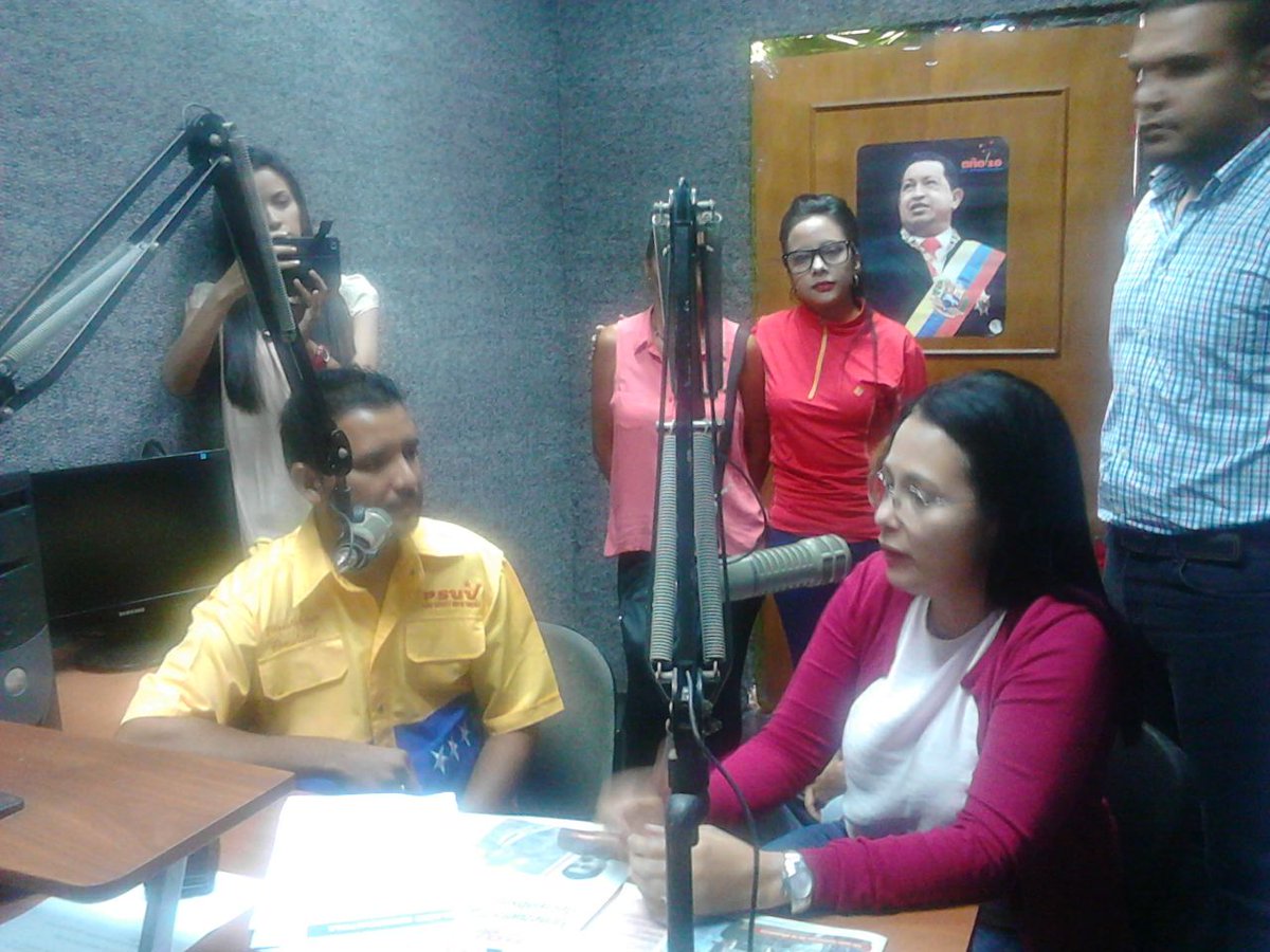 EmcomunaGuarico's tweet photo. Nuestra Dip. @uhcarola estuvo como Invitada Especial en el Programa radial Bloque Indestructible #LasQueNoSeRinden https://t.co/Ez4G26nWoY