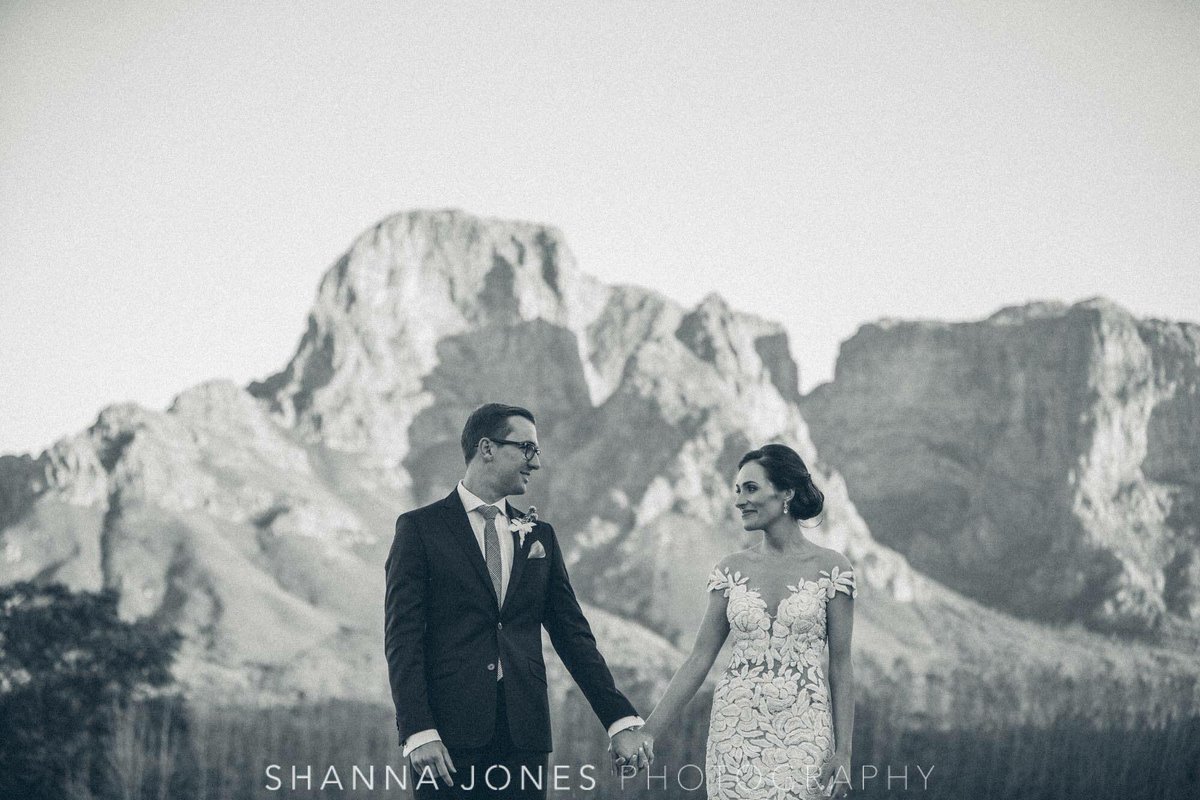 #FirstLookFriday with Marilize &amp; Helgard's extraordinary wedding at <a href="/BoschendalFarm/">Boschendal Farm</a> by Shanna Jones Photography > bit.ly/2gH4zA6