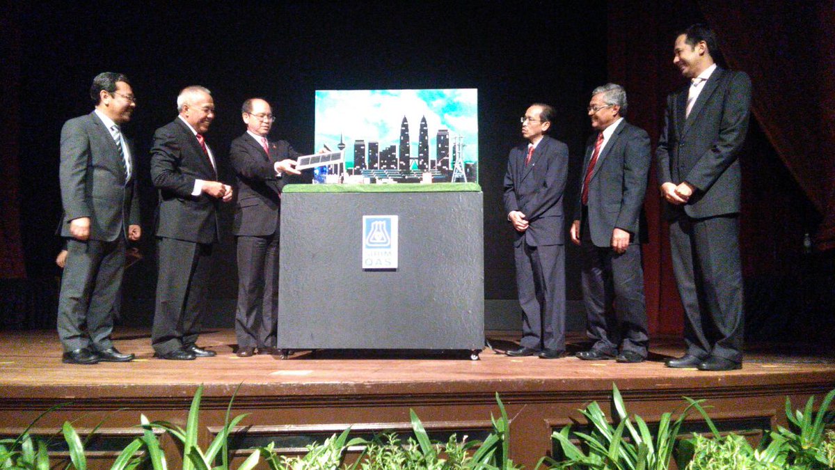 joel_c_jeffery's tweet photo. Ybm @MTangau membuat gimik perasmian Majlis Sirim &amp; Industri 2016. Memangkin perniagaan. Mempertingkatkan kualiti kehidupan. https://t.co/Qg7CkMCpKc