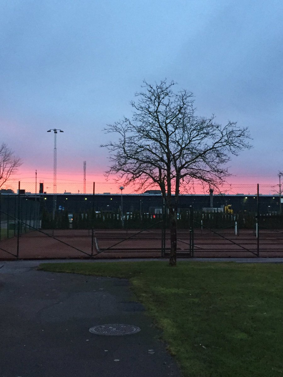 MatteBella90's tweet photo. Magisk himmel över Tingvalla och tid för dagen-före-match-träning.
I morgon åker vi till Småland. #forzaboltic #bb91 #bolticblues https://t.co/4abC6X52FU