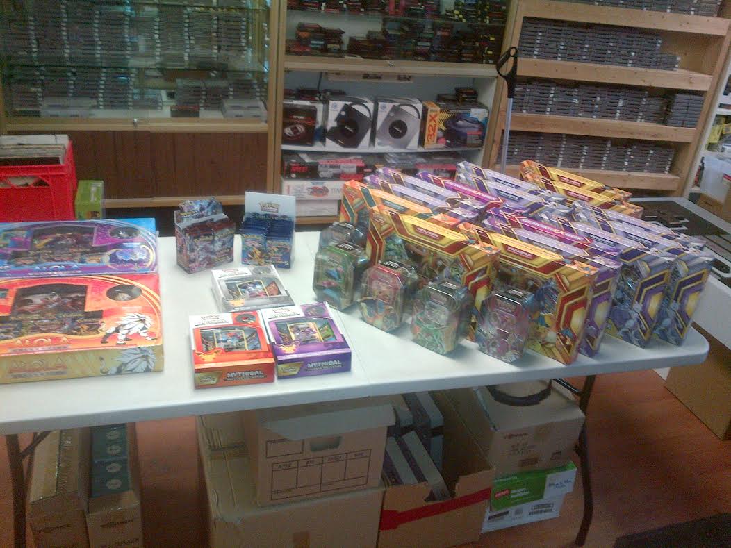 KWvintageGames's tweet photo. We open in 1 hour.... #pokemonlife #gottacatchemall #pokemontable is ready ! #kwvg #blackfriday #deals #deal #charizard #megaex #ex #alola https://t.co/pwSsH4tz9W