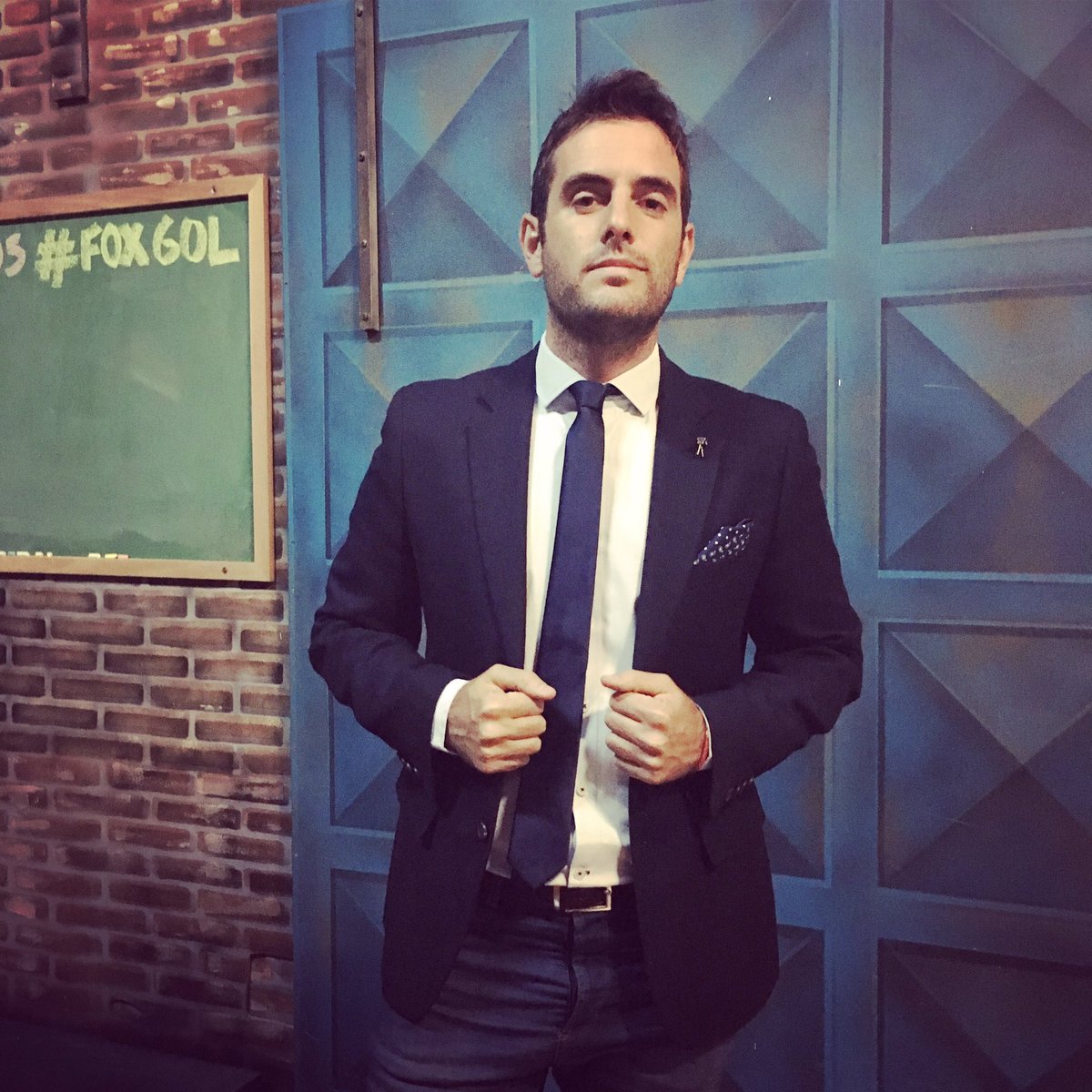 Viernes de trabajo en <a href="/FOXSportsArg/">Fox Sports Argentina</a> ya salimos al aire en #90MinutosFox con <a href="/devreoficial/">Devré</a>. Buen fin de semana p todos! #EstiloDevré 👔👍😊⚽️