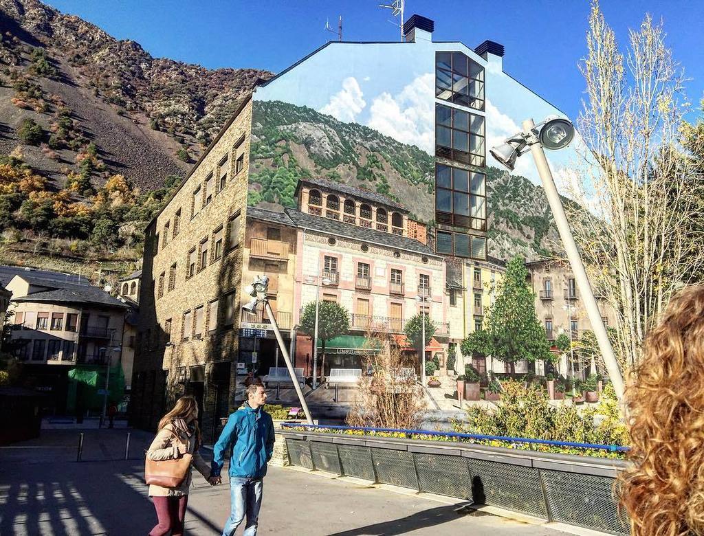 roseramills's tweet photo. Aquest #mural, un #trompeloeil fabulós, es de #SamBosque @AndorraCapital #Art #Andorra #Benlloch https://t.co/3jPFu9hw1k