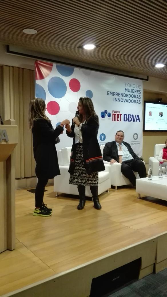 VaneRueda_'s tweet photo. La importancia del manejo de redes profesionales @infocreame  Liliana Gallego entrega premio a #ForoMET https://t.co/KbjsGQYTAq