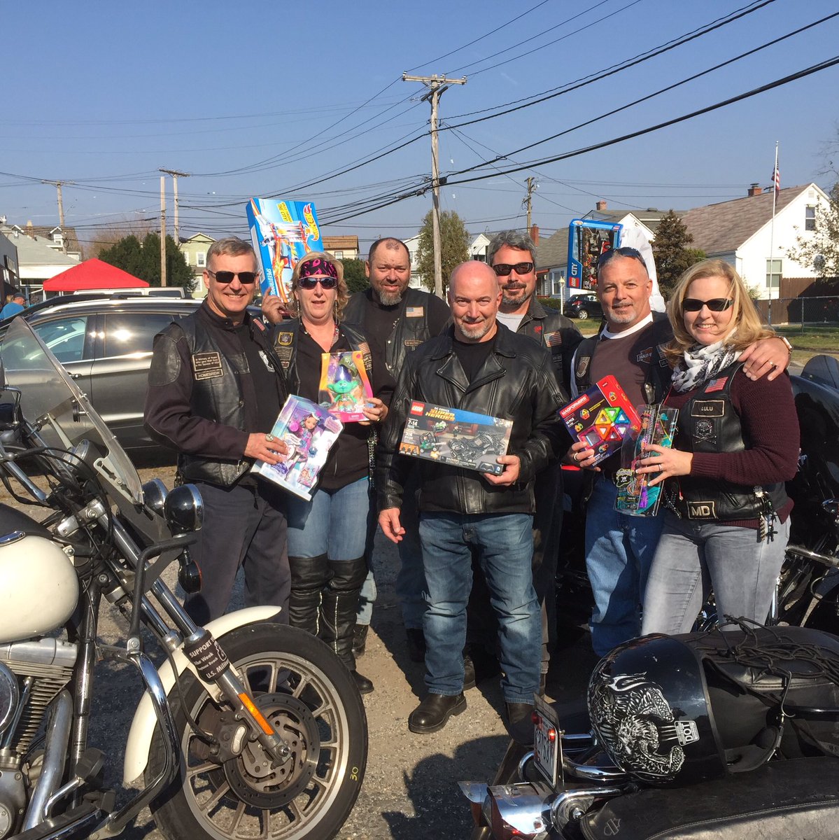 UEmpowerofMD's tweet photo. Great toy drive for the kids of #angelsofaddiction #streetoutreach. Thank you #CharmCityChoppers & @KristinaMpage for all you do! https://t.co/goWan2CPH3